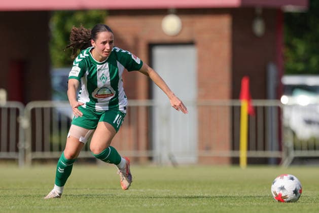 Elena Mühlemann (SV Werder Bremen, 14) am Ball, Freisteller, Einzelbild, Ganzkörper, Aktion, Action, Spielszene, 04.08.2026, Herzlake (Deutschland), Fussball, Testspiel Frauen, SV Werder Bremen - AZ Alkmaar *** Elena Mühlemann, SV Werder Bremen, No. 14 with the ball, isolated shot, single frame, full body, action, game scene, August 4, 2026, Herzlake, Germany, soccer, women s friendly match, SV Werder Bremen vs. AZ Alkmaar xobx