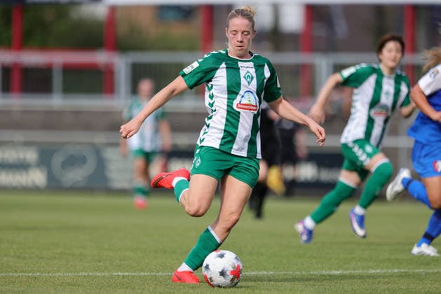 Elena Dhont (SV Werder Bremen, 31) am Ball, Einzelbild, Ganzkörper, Aktion, Action, Spielszene, 04.08.2026, Herzlake (Deutschland), Fussball, Testspiel Frauen, SV Werder Bremen - AZ Alkmaar *** Elena Dhont, SV Werder Bremen, 31, with the ball, single frame, full body, action, game scene, August 4, 2026, Herzlake, Germany, soccer, women s friendly, SV Werder Bremen vs. AZ Alkmaar xobx