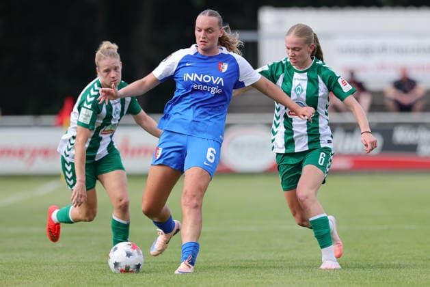 v.li.: Jet van Beijeren (AZ Alkmaar, 6) und Marie Gmeineder (SV Werder Bremen, 6) im Zweikampf, Duell, Dynamik, Aktion, Action, Spielszene, 04.08.2026, Herzlake (Deutschland), Fussball, Testspiel Frauen, SV Werder Bremen - AZ Alkmaar *** From left: Jet van Beijeren (AZ Alkmaar), 6, and Marie Gmeineder (SV Werder Bremen), 6, in a one-on-one battle, duel, dynamic play, action, game scene, August 4, 2026, Herzlake, Germany, soccer, women’s friendly, SV Werder Bremen vs. AZ Alkmaar xobx