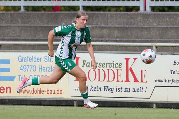 Sarah Gutmann (SV Werder Bremen, 27) am Ball, Freisteller, Einzelbild, Ganzkörper, Aktion, Action, Spielszene, 04.08.2026, Herzlake (Deutschland), Fussball, Testspiel Frauen, SV Werder Bremen - AZ Alkmaar *** Sarah Gutmann, SV Werder Bremen, 27 with the ball, isolated shot, single frame, full body, action, game scene, August 4, 2026, Herzlake, Germany, soccer, women s friendly match, SV Werder Bremen vs. AZ Alkmaar xobx