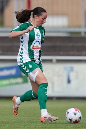 Elena Mühlemann (SV Werder Bremen, 14) am Ball, Freisteller, Einzelbild, Ganzkörper, Aktion, Action, Spielszene, 04.08.2026, Herzlake (Deutschland), Fussball, Testspiel Frauen, SV Werder Bremen - AZ Alkmaar *** Elena Mühlemann, SV Werder Bremen, No. 14 with the ball, isolated shot, single frame, full body, action, game scene, August 4, 2026, Herzlake, Germany, soccer, women s friendly match, SV Werder Bremen vs. AZ Alkmaar xobx