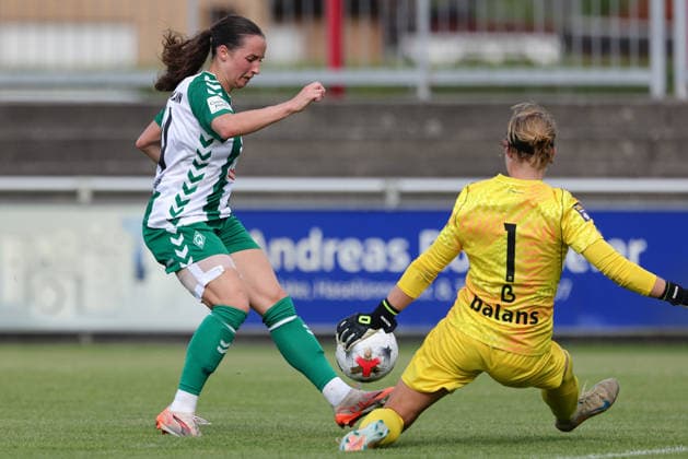 v.li.: Elena Mühlemann (SV Werder Bremen, 14) und Netty Booms (Torhüterin, Torwart, AZ Alkmaar, 1) im Zweikampf, Duell, Dynamik, Aktion, Action, Spielszene, 04.08.2026, Herzlake (Deutschland), Fussball, Testspiel Frauen, SV Werder Bremen - AZ Alkmaar *** From left: Elena Mühlemann (SV Werder Bremen), 14, and Netty Booms (goalkeeper), AZ Alkmaar, 1, in a one-on-one, duel, dynamic moment, action, game scene, August 4, 2026, Herzlake, Germany, soccer, women’s friendly match, SV Werder Bremen vs. AZ Alkmaar xobx