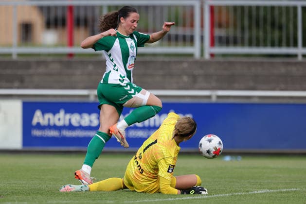 v.li.: Elena Mühlemann (SV Werder Bremen, 14) und Netty Booms (Torhüterin, Torwart, AZ Alkmaar, 1) im Zweikampf, Duell, Dynamik, Aktion, Action, Spielszene, 04.08.2026, Herzlake (Deutschland), Fussball, Testspiel Frauen, SV Werder Bremen - AZ Alkmaar *** From left: Elena Mühlemann (SV Werder Bremen), 14, and Netty Booms (goalkeeper), AZ Alkmaar, 1, in a one-on-one, duel, dynamic moment, action, game scene, August 4, 2026, Herzlake, Germany, soccer, women’s friendly match, SV Werder Bremen vs. AZ Alkmaar xobx