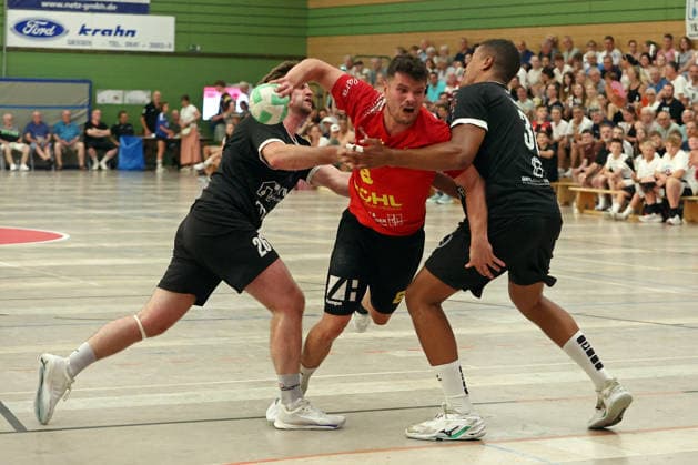 04.08.2026, xovx, Handball Lindencup, HSG Linden - HSG Wettenberg v.l. Luca Weimer (HSG Linden), Lukas Drommershausen (HSG Wettenberg), Maduwike Okpara (HSG Linden) Linden Stadthalle Hessen Deutschland (DE) *** August 4, 2026, xovx, Lindencup Handball, HSG Linden vs. HSG Wettenberg: Luca Weimer (HSG Linden), Lukas Drommershausen (HSG Wettenberg), Maduwike Okpara (HSG Linden), Linden Stadthalle, Hesse, Germany, DE