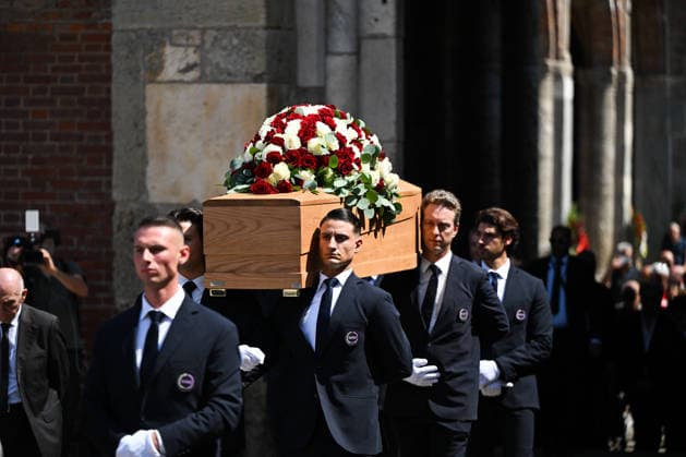 The Funeral Of Franco Baresi In Milan The coffin of Italian football legend Franco Baresi is carried outside the Basilica di Sant Ambrogio in Milan, Italy, on August 4, 2026, following a service during his funeral. Milan Italy Italy  Copyright: xTizianoxBallabiox originalFilename:ballabio-thefuner260804_npWh4.jpg