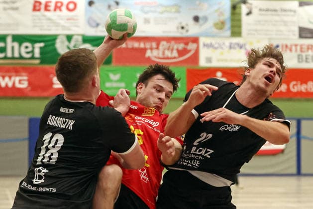 04.08.2026, xovx, Handball Lindencup, HSG Linden - HSG Wettenberg v.l. Nikolas Adamczyk (HSG Linden), Fabian Weide (HSG Wettenberg), Jakob Höhn (HSG Linden) Linden Stadthalle Hessen Deutschland (DE) *** August 4, 2026, xovx, Lindencup Handball, HSG Linden vs. HSG Wettenberg: Nikolas Adamczyk (HSG Linden), Fabian Weide (HSG Wettenberg), Jakob Höhn (HSG Linden), Linden Stadthalle, Hesse, Germany, DE