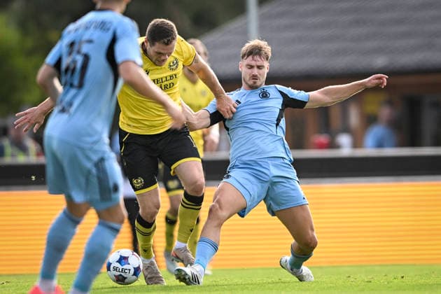 HÄLLEVIK, SVERIGE 20260804 Mjällbys Jacob Bergström och Bratislavas Peter Pokorny under tisdagens kval till Champions League, omgang 3, match 1 av 2, mellan Mjällby AIF och SK Slovan Bratislava pa Strandvallen. HÄLLEVIK SVERIGE x10760x *** HÄLLEVIK, SWEDEN 20260804 Mjällby s Jacob Bergström and Bratislava s Peter Pokorny during Tuesday s Champions League qualifier, Round 3, Game 1 of 2, between Mjällby AIF and SK Slovan Bratislava at Strandvallen, HÄLLEVIK, SWEDEN x10760x  Copyright: xPatricxSöderström TTx CHAMPIONS LEAGUE MJÄLLBY-BRATISLAVA