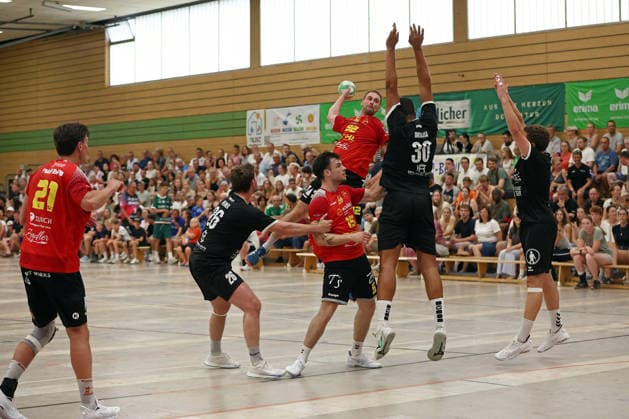 04.08.2026, xovx, Handball Lindencup, HSG Linden - HSG Wettenberg v.l. Tristan Schepp (HSG Wettenberg), Luca Weimer (HSG Linden), Fabian Weide (HSG Wettenberg), Aron Weiße (HSG Wettenberg), Maduwike Okpara (HSG Linden), Moritz Schmeel (HSG Linden) Linden Stadthalle Hessen Deutschland (DE) *** August 4, 2026, xovx, Lindencup Handball, HSG Linden vs. HSG Wettenberg, from left: Tristan Schepp (HSG Wettenberg), Luca Weimer (HSG Linden), Fabian Weide (HSG Wettenberg), Aron Weiße (HSG Wettenberg), Maduwike Okpara (HSG Linden), Moritz Schmeel (HSG Linden) Linden Stadthalle, Hesse, Germany, DE