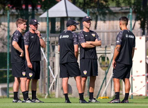 04.08.2026, Deutschland, Grassau, Fußball Bundesliga, Saison 2026 2027, Trainingslager VfB Stuttgart, v.l. David Krecidlo, Trainer Sebastian Hoeneß, Nathaniel Weiss, Philip Kipp, Malik Fathi *** August 4, 2026, Germany, Grassau, Bundesliga, 2026–2027 season, VfB Stuttgart training camp, from left: David Krecidlo, Coach Sebastian Hoeneß, Nathaniel Weiss, Philip Kipp, Malik Fathi