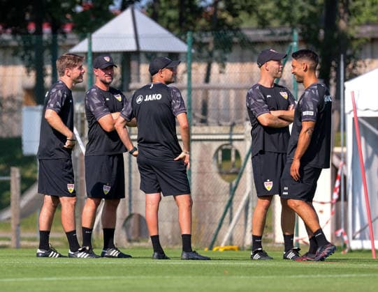 04.08.2026, Deutschland, Grassau, Fußball Bundesliga, Saison 2026 2027, Trainingslager VfB Stuttgart, v.l. David Krecidlo, Trainer Sebastian Hoeneß, Nathaniel Weiss, Philip Kipp, Malik Fathi *** August 4, 2026, Germany, Grassau, Bundesliga, 2026–2027 season, VfB Stuttgart training camp, from left: David Krecidlo, Coach Sebastian Hoeneß, Nathaniel Weiss, Philip Kipp, Malik Fathi