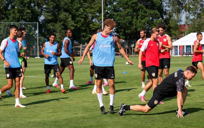 04.08.2026, Deutschland, Grassau, Fußball Bundesliga, Saison 2026 2027, Trainingslager VfB Stuttgart, Lazar Jovanovic, Jan Schimpchen *** August 4, 2026, Germany, Grassau, Bundesliga, 2026–2027 season, VfB Stuttgart training camp, Lazar Jovanovic, Jan Schimpchen