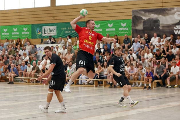 04.08.2026, xovx, Handball Lindencup, HSG Linden - HSG Wettenberg v.l. Moritz Schmeel (HSG Linden), Johannes Schwarz (HSG Wettenberg), Lukas Foos (HSG Linden) Linden Stadthalle Hessen Deutschland (DE) *** August 4, 2026, xovx, Lindencup Handball, HSG Linden vs. HSG Wettenberg: Moritz Schmeel (HSG Linden), Johannes Schwarz (HSG Wettenberg), Lukas Foos (HSG Linden), Linden Stadthalle, Hesse, Germany, DE