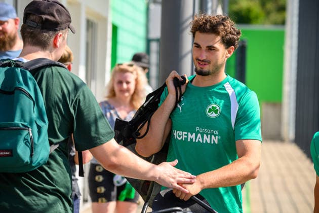 04.08.2026 - Fussball - 2. Bundesliga - Saison 2026 2027 - SpVgg Greuther Fürth Fuerth ( Kleeblatt ) - Training - - xwoxzix - Maxim Dal (5, SpVgg Greuther Fürth ) klatscht mit Fans ab *** August 4, 2026 Soccer 2. Bundesliga 2026–2027 Season SpVgg Greuther Fürth (Füroth) Kleeblatt Training xwoxzix Maxim Dal 5, SpVgg Greuther Fürth high-fives fans