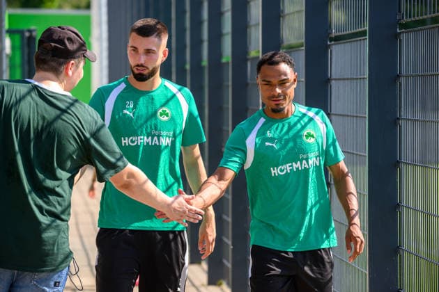 04.08.2026 - Fussball - 2. Bundesliga - Saison 2026 2027 - SpVgg Greuther Fürth Fuerth ( Kleeblatt ) - Training - - xwoxzix - Doni Edon Arifi (28, SpVgg Greuther Fürth ) Sacha Banse Bansé (6, SpVgg Greuther Fürth ) klatscht mit Fans ab *** August 4, 2026 Soccer 2. Bundesliga 2026–2027 Season SpVgg Greuther Fürth Fürth Kleeblatt Training xwoxzix Doni Edon Arifi 28, SpVgg Greuther Fürth Sacha Banse Bansé 6, SpVgg Greuther Fürth high-fives fans