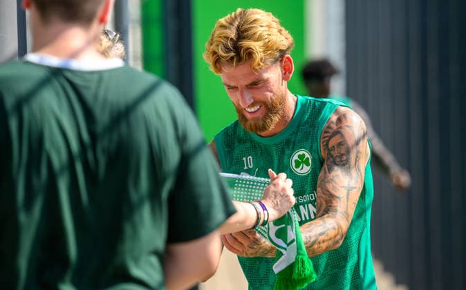 04.08.2026 - Fussball - 2. Bundesliga - Saison 2026 2027 - SpVgg Greuther Fürth Fuerth ( Kleeblatt ) - Training - - xwoxzix - Ole Pohlmann (10, SpVgg Greuther Fürth ) gibt Autogramm Autogramme *** August 4, 2026 Soccer 2. Bundesliga 2026–2027 Season SpVgg Greuther Fürth Fürth Kleeblatt Training xwoxzix Ole Pohlmann 10, SpVgg Greuther Fürth signs autographs