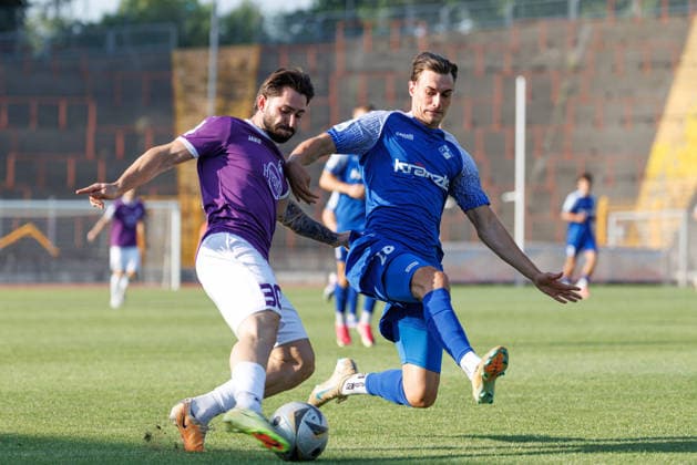 Levis Schaber (30, TSV Schwaben Augsburg) und Eduard Heckmann (23, FV Illertissen) beim Spiel zwischen TSV Schwaben Augsburg v FV Illertissen, Fussball, Herren, Toto-Pokal, 2026 2027, 1.Spieltag am 04.08.2026 in Augsburg, Rosenaustadion. Bayern Deutschland *** Levis Schaber, 30, of TSV Schwaben Augsburg, and Eduard Heckmann, 23, of FV Illertissen, during the match between TSV Schwaben Augsburg and FV Illertissen, soccer, men’s, Toto Cup, 2026–2027, Matchday 1 on August 4, 2026, in Augsburg, Rosenaustadion, Bavaria, Germany