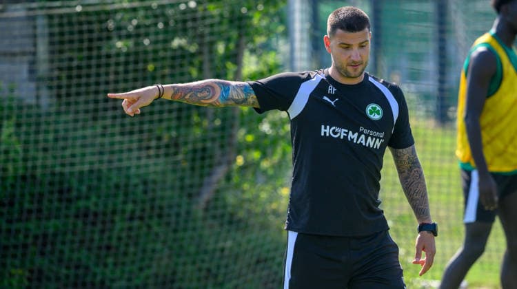 04.08.2026 - Fussball - 2. Bundesliga - Saison 2026 2027 - SpVgg Greuther Fürth Fuerth ( Kleeblatt ) - Training - - xwoxzix - Aleksandro Petrovic ( Co-Trainer SpVgg Greuther Fürth ) zeigt deutet *** August 4, 2026 Soccer 2. Bundesliga 2026–2027 Season SpVgg Greuther Fürth Fürth Kleeblatt Training xwoxzix Aleksandro Petrovic, Assistant Coach of SpVgg Greuther Fürth, shows, indicates
