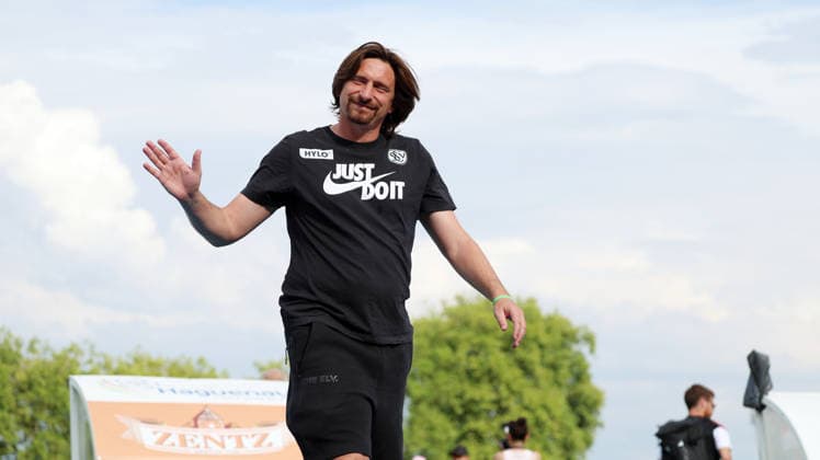 04.08.2026, xrekx, Fussball Testspiel, SV Elversberg - Racing Straßburg v.l. Vincent Wagner Trainer (SV 07 Elversberg) bedankt bedanken sich bei den Fans, the player thanks the fans for their support (DFL DFB REGULATIONS PROHIBIT ANY USE OF PHOTOGRAPHS as IMAGE SEQUENCES and or QUASI-VIDEO) Haguenau *** August 4, 2026, xrekx, Soccer Friendly Match, SV Elversberg vs. Racing Strasbourg. Vincent Wagner, coach of SV 07 Elversberg, thanks the fans, the player thanks the fans for their support. DFL and DFB regulations prohibit any use of photographs as image sequences and or quasi-video. Haguenau