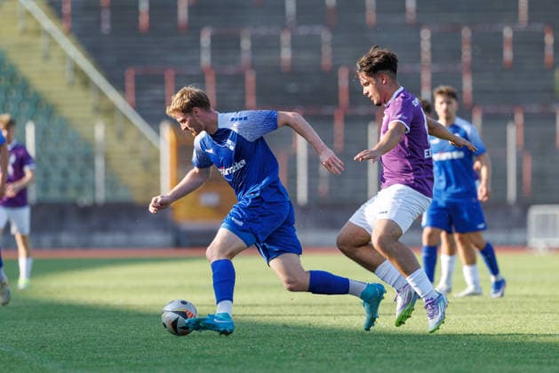 Maximilian Neuberger (38, FV Illertissen) und Mourice Ebeling (13, TSV Schwaben Augsburg) beim Spiel zwischen TSV Schwaben Augsburg v FV Illertissen, Fussball, Herren, Toto-Pokal, 2026 2027, 1.Spieltag am 04.08.2026 in Augsburg, Rosenaustadion. Bayern Deutschland *** Maximilian Neuberger, 38, of FV Illertissen, and Mourice Ebeling, 13, of TSV Schwaben Augsburg, during the match between TSV Schwaben Augsburg and FV Illertissen, soccer, men s, Toto Cup, 2026–2027, Matchday 1 on August 4, 2026, in Augsburg, Rosenaustadion, Bavaria, Germany