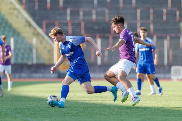 Maximilian Neuberger (38, FV Illertissen) und Mourice Ebeling (13, TSV Schwaben Augsburg) beim Spiel zwischen TSV Schwaben Augsburg v FV Illertissen, Fussball, Herren, Toto-Pokal, 2026 2027, 1.Spieltag am 04.08.2026 in Augsburg, Rosenaustadion. Bayern Deutschland *** Maximilian Neuberger, 38, of FV Illertissen, and Mourice Ebeling, 13, of TSV Schwaben Augsburg, during the match between TSV Schwaben Augsburg and FV Illertissen, soccer, men s, Toto Cup, 2026–2027, Matchday 1 on August 4, 2026, in Augsburg, Rosenaustadion, Bavaria, Germany