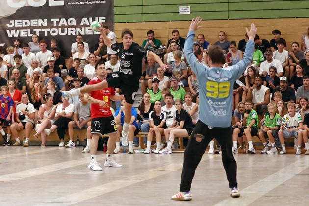 04.08.2026, xovx, Handball Lindencup, HSG Linden - HSG Wettenberg v.l. Fabian Weide (HSG Wettenberg), Jakob Höhn (HSG Linden), Jan Becker (HSG Wettenberg) Linden Stadthalle Hessen Deutschland (DE) *** August 4, 2026, xovx, Lindencup Handball, HSG Linden vs. HSG Wettenberg: Fabian Weide (HSG Wettenberg), Jakob Höhn (HSG Linden), Jan Becker (HSG Wettenberg), Linden Stadthalle, Hesse, Germany, DE