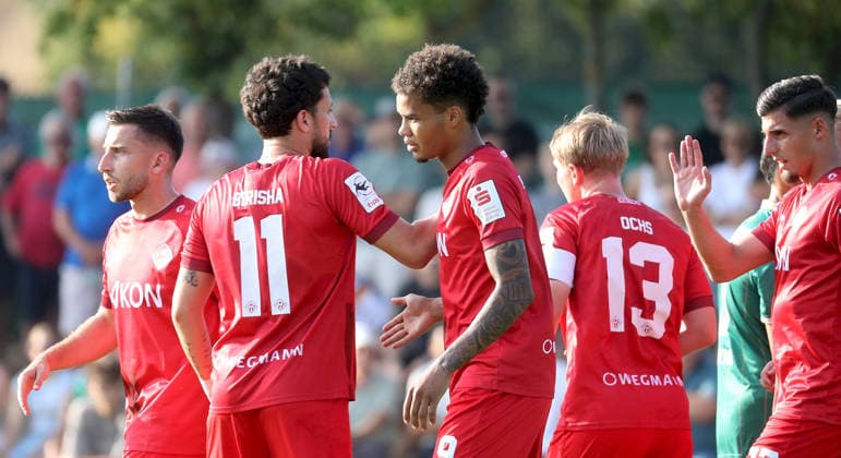 04.08.2026, xfsx, Herren, Fussball, Saison 2026 2027, BFV Verbandspokal, 2. Runde: TSV Abtswind - FC Wuerzburger Kickers v.li.: Dominik Meisel (FC Wuerzburger Kickers), Dion Berisha (FC Wuerzburger Kickers), Jermain Nischalke (FC Wuerzburger Kickers), Philipp Ochs (FC Wuerzburger Kickers), Ivan Franjic (FC Wuerzburger Kickers) mit Torjubel, celebrate the goal, goal celebration, Jubel ueber das Tor zum 0:1 Abtswind Kraeuter Mix Arena Kitzingen Deutschland *** August 4, 2026, xfsx, Men s, Soccer, 2026–2027 Season, BFV Association Cup, Round 2: TSV Abtswind vs. FC Würzburger Kickers; from left: Dominik Meisel (FC Würzburger Kickers), Dion Berisha (FC Würzburger Kickers), Jermain Nischalke (FC Würzburger Kickers), Philipp Ochs (FC Würzburger Kickers), Ivan Franjic, FC Würzburger Kickers, celebrating the goal, goal celebration, celebrating the 0–1 goal at Abtswind Kraeuter Mix Arena, Kitzingen, Germany