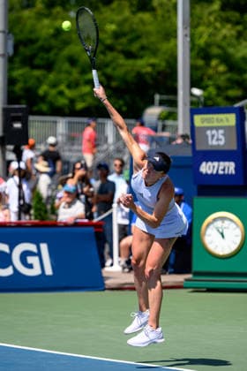 August 4, 2026, Toronto, Ontario, Canada: ELINA SVITOLINA of Ukraine serves the ball during her second-round match against Jessica Bouzas Maneiro of Spain at the National Bank Open, part of the Hologic WTA, Tennis Damen Tour at Sobeys Stadium. Toronto Canada - ZUMAr228 20260804_znp_r228_001 Copyright: xVasiliyxRyabykhx