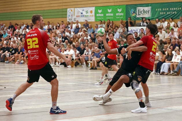 04.08.2026, xovx, Handball Lindencup, HSG Linden - HSG Wettenberg v.l. Aron Weiße (HSG Wettenberg), Maduwike Okpara (HSG Linden), Tristan Schepp (HSG Wettenberg) Linden Stadthalle Hessen Deutschland (DE) *** August 4, 2026, xovx, Lindencup Handball, HSG Linden vs. HSG Wettenberg: Aron Weiße (HSG Wettenberg), Maduwike Okpara (HSG Linden), Tristan Schepp (HSG Wettenberg), Linden Stadthalle, Hesse, Germany, DE