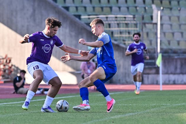 Landespokal Bayern; TSV Schwaben Augsburg - FV Illertissen; 04.08.2026 AUGSBURG, GERMANY - 05. AUGUST: im Duell Mourice EBELING (TSV Schwaben Augsburg 13) und Alessio HASLER (FV Illertissen 5) während dem Match in der zweiten Runde des Bayrischen Verbandspokales zwischen dem TSV Schwaben Augsburg und dem FV Illertissen im Rosenaustadion *** Bavarian State Cup: TSV Schwaben Augsburg vs. FV Illertissen, August 4, 2026, AUGSBURG, GERMANY, AUGUST 5: A duel between Mourice EBELING of TSV Schwaben Augsburg (No. 13) and Alessio HASLER of FV Illertissen (No. 5) during the second-round match of the Bavarian Association Cup between TSV Schwaben Augsburg and FV Illertissen at the Rosenaustadion Copyright: xBEAUTIFULxSPORTS Goldbergx