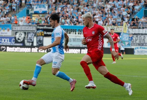 CFC vs FSV Zwickau 04.08.2026 Chemnitz, eins Stadion- An der Gellertstrasse, Fussball, Regionalliga Nordost 2026 2027, 3. Spieltag , CFC, CFC vs FSV Zwickau vlnr: Domenico Alberico und Ben- Luca Moritz Chemnitz Sachsen BRD *** CFC vs. FSV Zwickau, August 4, 2026, Chemnitz, eins Stadium on Gellertstrasse, Sports, Soccer, Northeast Regional League 2026–2027, Matchday 3, CFC, CFC vs. FSV Zwickau (from left to right): Domenico Alberico and Ben Luca Moritz, Chemnitz, Saxony, Germany