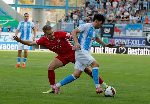 CFC vs FSV Zwickau 04.08.2026 Chemnitz, eins Stadion- An der Gellertstrasse, Fussball, Regionalliga Nordost 2026 2027, 3. Spieltag , CFC, CFC vs FSV Zwickau Zweikampf, rechts Domenico Alberico Chemnitz Sachsen BRD *** CFC vs. FSV Zwickau, August 4, 2026, Chemnitz, eins Stadium on Gellertstrasse, Sports, Soccer, Northeast Regional League 2026–2027, Matchday 3, CFC, CFC vs. FSV Zwickau, one-on-one, right: Domenico Alberico, Chemnitz, Saxony, Germany