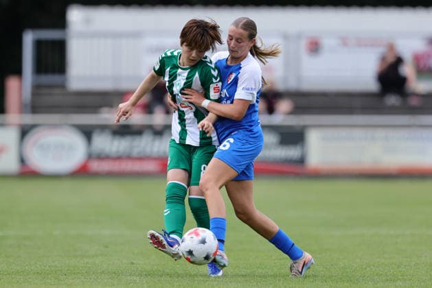 v.li.: Mei Shimada (SV Werder Bremen, 8) und Angel Harting (AZ Alkmaar, 16) im Zweikampf, Duell, Dynamik, Aktion, Action, Spielszene, 04.08.2026, Herzlake (Deutschland), Fussball, Testspiel Frauen, SV Werder Bremen - AZ Alkmaar *** From left: Mei Shimada (SV Werder Bremen), 8, and Angel Harting (AZ Alkmaar), 16, in a one-on-one battle; duel; dynamic play; action; game scene; August 4, 2026, Herzlake, Germany, soccer, women’s friendly match, SV Werder Bremen vs. AZ Alkmaar xobx
