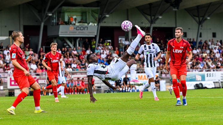 04.08.2026, GER, Fußball, Herren,Toto-Pokal Bayern, Saison 2026 2027, FC Memmingen vs FC Ingolstadt 04 Fallrückzieher von Obed Chidindu Ugondu (Ingolstadt, 17), Max Zeller (Memmingen, 2) und Fabian Lutz (Memmingen, 8) verfolgen die Torchance Memmingen e-con ArenaPark Bayern Deutschland *** August 4, 2026, GER, Soccer, Men s, Bavarian Toto Cup, 2026–2027 Season, FC Memmingen vs. FC Ingolstadt 04: Obed Chidindu Ugondu (Ingolstadt, 17), Max Zeller (Memmingen, 2), and Fabian Lutz (Memmingen, 8) go for a scoring opportunity at Memmingen’s ArenaPark in Bavaria, Germany Copyright: xNordphotox xHafnerx