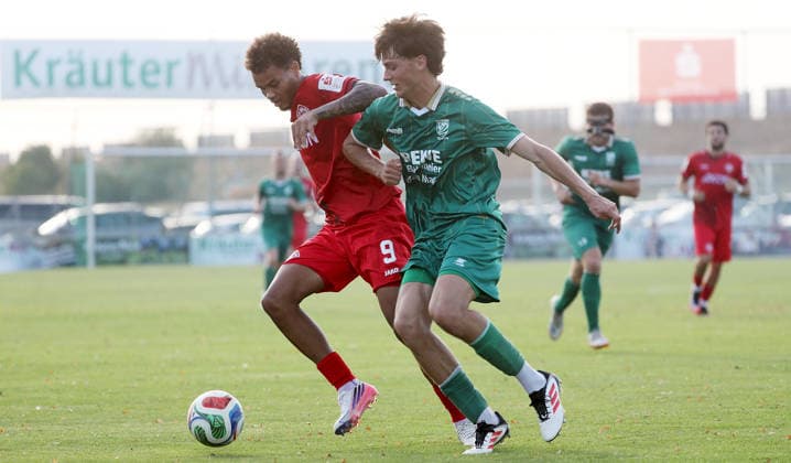 04.08.2026, xfsx, Herren, Fussball, Saison 2026 2027, BFV Verbandspokal, 2. Runde: TSV Abtswind - FC Wuerzburger Kickers v.li.: Jermain Nischalke (FC Wuerzburger Kickers), Nils Kuss (TSV Abtswind) Abtswind Kraeuter Mix Arena Kitzingen Deutschland *** August 4, 2026, xfsx, Men s, Soccer, 2026–2027 Season, BFV Association Cup, 2nd Round: TSV Abtswind vs. FC Würzburger Kickers; from left: Jermain Nischalke (FC Würzburger Kickers), Nils Kuss (TSV Abtswind); Abtswind Kraeuter Mix Arena, Kitzingen, Germany