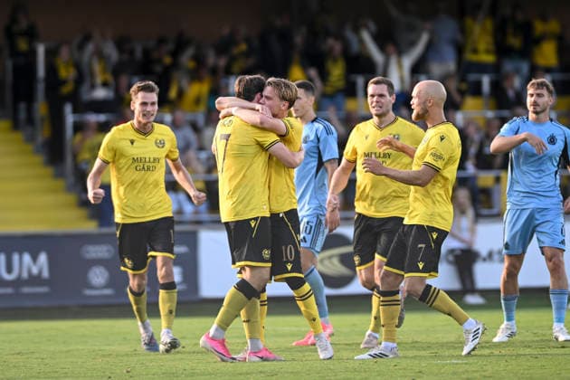 HÄLLEVIK, SVERIGE 20260804 Mjällbys Elliot Stroud (17) jublar med bland andra Jeppe Jensen (10) efter att ha gjort 1-0 pa straff under tisdagens kval till Champions League, omgang 3, match 1 av 2, mellan Mjällby AIF och SK Slovan Bratislava pa Strandvallen. HÄLLEVIK SVERIGE x10760x *** HÄLLEVIK, SWEDEN 20260804 Mjällby s Elliot Stroud (17) celebrates with Jeppe Jensen (10) and others after scoring the 1-0 goal on a penalty kick during Tuesday s Champions League qualifier, Round 3, Match 1 of 2, between Mjällby AIF and SK Slovan Bratislava at Strandvallen in HÄLLEVIK, SWEDEN x10760x  Copyright: xPatricxSöderström TTx CHAMPIONS LEAGUE MJÄLLBY-BRATISLAVA