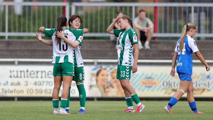 v.li.: Luna Vanzeir (SV Werder Bremen, 13), Torschützin Mei Shimada (SV Werder Bremen, 8) und Maria Penner (SV Werder Bremen, 33) mit Torjubel, Jubel, jubeln, jubelt, optimistisch, Spielszene, Highlight, Freude über das Tor zum 1:0, 04.08.2026, Herzlake (Deutschland), Fussball, Testspiel Frauen, SV Werder Bremen - AZ Alkmaar *** From left: Luna Vanzeir (SV Werder Bremen, 13), goal scorer Mei Shimada (SV Werder Bremen, 8), and Maria Penner (SV Werder Bremen, 33) celebrating the goal, celebration, cheering, celebrating, optimistic, game action, highlight, joy over the 1-0 goal, August 4, 2026, Herzlake, Germany, soccer, women’s friendly, SV Werder Bremen vs. AZ Alkmaar xobx