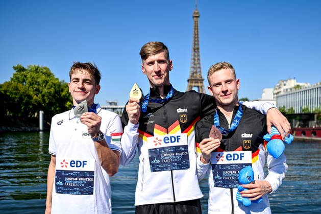 David Betlehem of Hungary, silver, Florian Wellbrock of Germany, gold, Oliver Klemet of Germany, bronze show the medals after competing in the open water swimming 10km Men Final during the European Aquatics Championships at the River Seine in Paris (France), August 4, 2026. Andrea Masini Deepbluemedia Insidefoto