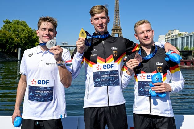 David Betlehem of Hungary, silver, Florian Wellbrock of Germany, gold, Oliver Klemet of Germany, bronze show the medals after competing in the open water swimming 10km Men Final during the European Aquatics Championships at the River Seine in Paris (France), August 4, 2026. Giorgio Scala DBM - Deepbluemedia Insidefoto