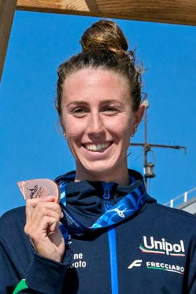 Linda Caponi of Italy shows the bronze medal after competing in the open water swimming 10km Women Final during the European Aquatics Championships at the River Seine in Paris (France), August 4, 2026. Giorgio Scala DBM - Deepbluemedia Insidefoto