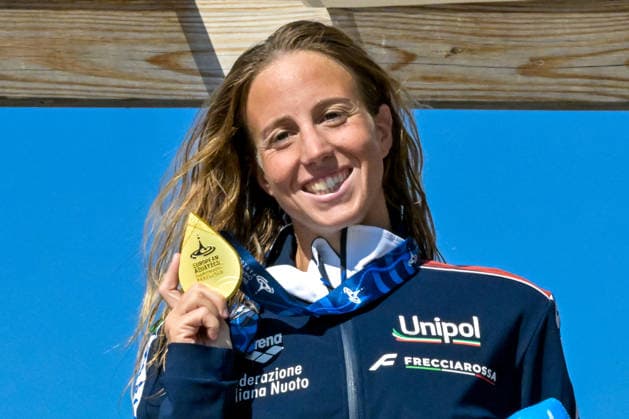 Ginevra Taddeucci of Italy shows the gold medal after competing in the open water swimming 10km Women Final during the European Aquatics Championships at the River Seine in Paris (France), August 4, 2026. Giorgio Scala DBM - Deepbluemedia Insidefoto