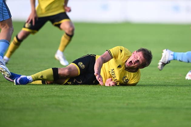 HÄLLEVIK, SVERIGE 20260804 Mjällbys Ãki Samuelsen ligger pa gräset och har ont under tisdagens kval till Champions League, omgang 3, match 1 av 2, mellan Mjällby AIF och SK Slovan Bratislava pa Strandvallen. HÄLLEVIK SVERIGE x10760x *** HÄLLEVIK, SWEDEN 20260804 Mjällby’ski Samuelsen is lying on the grass in pain during Tuesday’s Champions League qualifier, Round 3, Match 1 of 2, between Mjällby AIF and SK Slovan Bratislava at Strandvallen in HÄLLEVIK, SWEDEN x10760x  Copyright: xPatricxSöderström TTx CHAMPIONS LEAGUE MJÄLLBY-BRATISLAVA