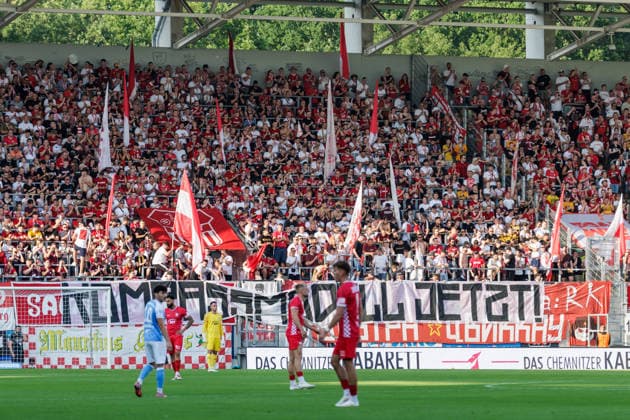04.08.2026, GER, Regionalliga Nord-Ost, 3. Spieltag, Saison 2026 2027), Chemnitz, Chemnitzer FC - FSV Zwickau Fans von FSV Zwickau mit Banner für die Aufstiegsreform Chemnitz eins-Stadion - An der Gellertstraße Sachsen Deutschland *** August 4, 2026, GER, Regionalliga North East, Matchday 3, 2026–2027 season, Chemnitz, Chemnitzer FC vs. FSV Zwickau. FSV Zwickau fans with a banner supporting promotion reform. Chemnitz Eins Stadium, An der Gellertstraße, Saxony, Germany Copyright: xnordphotoxGmbHx xTrienitzx