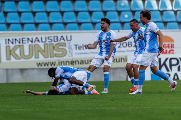 04.08.2026, GER, Regionalliga Nord-Ost, 3. Spieltag, Saison 2026 2027), Chemnitz, Chemnitzer FC - FSV Zwickau Domenico Alberico (Chemnitzer FC 10) jubelt Ken Tchouangue (Chemnitzer FC 20), Maurizio Grimaldi (Chemnitzer FC 23), Andreas Geipl (Chemnitzer FC 6), Dennis Slamar (Chemnitzer FC 21) Chemnitz eins-Stadion - An der Gellertstraße Sachsen Deutschland *** August 4, 2026, GER, Regionalliga North East, Matchday 3, 2026–2027 Season, Chemnitz, Chemnitzer FC vs. FSV Zwickau: Domenico Alberico (Chemnitzer FC 10) celebrates; Ken Tchouangue (Chemnitzer FC 20), Maurizio Grimaldi (Chemnitzer FC 23), Andreas Geipl (Chemnitzer FC 6), Dennis Slamar (Chemnitzer FC 21), Chemnitz Eins Stadium, An der Gellertstraße, Saxony, Germany Copyright: xnordphotoxGmbHx xTrienitzx