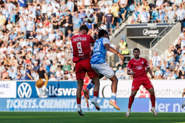 04.08.2026, GER, Regionalliga Nord-Ost, 3. Spieltag, Saison 2026 2027), Chemnitz, Chemnitzer FC - FSV Zwickau Lennert Möbius Lennert Moebius (FSV Zwickau 9) im Zweikampf gegen Ken Tchouangue (Chemnitzer FC 20) Chemnitz eins-Stadion - An der Gellertstraße Sachsen Deutschland *** August 4, 2026, GER, Regionalliga Nord Ost, Matchday 3, 2026–2027 Season, Chemnitz, Chemnitzer FC vs. FSV Zwickau; Lennert Möbius (Lennert Moebius) of FSV Zwickau No. 9 in a tackle against Ken Tchouangue; Chemnitzer FC 20; Chemnitz Eins Stadium; An der Gellertstraße; Saxony, Germany Copyright: xnordphotoxGmbHx xTrienitzx
