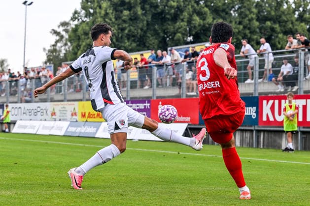 04.08.2026, GER, Fußball, Herren,Toto-Pokal Bayern, Saison 2026 2027, FC Memmingen vs FC Ingolstadt 04 Fredrik Carlsen (Ingolstadt, 8), Jakob Gräser (Memmingen, 3) Memmingen e-con ArenaPark Bayern Deutschland *** August 4, 2026, GER, Soccer, Men s, Bavarian Toto Cup, 2026–2027 Season, FC Memmingen vs. FC Ingolstadt 04 Fredrik Carlsen Ingolstadt, 8, Jakob Gräser Memmingen, 3 Memmingen at ArenaPark Bavaria, Germany Copyright: xNordphotox xHafnerx