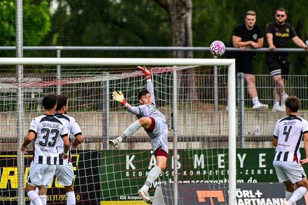 04.08.2026, GER, Fußball, Herren,Toto-Pokal Bayern, Saison 2026 2027, FC Memmingen vs FC Ingolstadt 04 Markus Ponath (Ingolstadt, 1) kann Torchance bereinigen, Abwehraktion Memmingen e-con ArenaPark Bayern Deutschland *** August 4, 2026, GER, Soccer, Men s, Bavarian Toto Cup, 2026–2027 Season, FC Memmingen vs. FC Ingolstadt 04 Markus Ponath Ingolstadt, 1 clears a scoring chance, defensive play by Memmingen at ArenaPark, Bavaria, Germany Copyright: xNordphotox xHafnerx