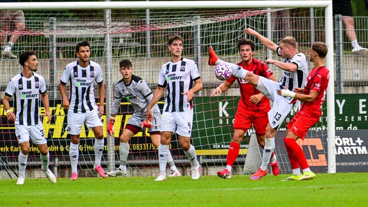 04.08.2026, GER, Fußball, Herren,Toto-Pokal Bayern, Saison 2026 2027, FC Memmingen vs FC Ingolstadt 04 Abwehraktion von Lars Lokotsch (Ingolstadt, 13) Memmingen e-con ArenaPark Bayern Deutschland *** August 4, 2026, GER, Soccer, Men s, Bavarian Toto Cup, 2026–2027 Season, FC Memmingen vs. FC Ingolstadt 04, Defensive play by Lars Lokotsch (Ingolstadt), 13 (Memmingen), at ArenaPark, Bavaria, Germany Copyright: xNordphotox xHafnerx