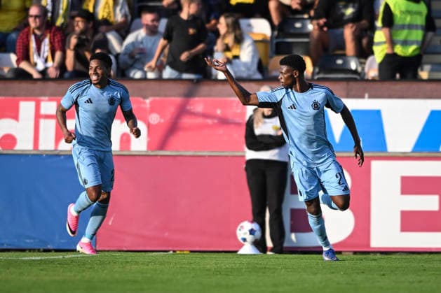 HÄLLEVIK, SWEDEN 20260804 Bratislava s Suleiman Camara Sanneh (r) celebrates with Cristian Martinez after equalizing to 1-1 during Tuesday s Champions League qualifying round 3, match 1 of 2, between Mjällby AIF and SK Slovan Bratislava at Strandvallen. HÄLLEVIK SWEDEN x10760x *** HÄLLEVIK, SWEDEN, August 4, 2026: Bratislava s Suleiman Camara Sanneh (right) celebrates with Cristian Martinez after scoring the equalizer to make it 1–1 during Tuesday s Champions League third qualifying round, Match 1 of 2, between Mjällby AIF and SK Slovan Bratislava at Strandvallen, HÄLLEVIK, SWEDEN x10760x  Copyright: xPatricxSöderström TTx CHAMPIONS LEAGUE MJÄLLBY-BRATISLAVA