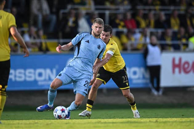 HÄLLEVIK, SVERIGE 20260804 Bratsilavas Alen Mustafic (tv) och Mjällbys Jesper Gustavsson under tisdagens kval till Champions League, omgang 3, match 1 av 2, mellan Mjällby AIF och SK Slovan Bratislava pa Strandvallen. HÄLLEVIK SVERIGE x10760x *** HÄLLEVIK, SWEDEN 20260804 Bratsilava s Alen Mustafic (left) and Mjällby s Jesper Gustavsson during Tuesday s Champions League qualifier, Round 3, Game 1 of 2, between Mjällby AIF and SK Slovan Bratislava at Strandvallen, HÄLLEVIK, SWEDEN x10760x  Copyright: xPatricxSöderström TTx CHAMPIONS LEAGUE MJÄLLBY-BRATISLAVA