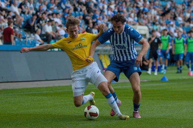 04.08.2026 Fußball Herren 2026 2027 Regionalliga Nordost 3. Spieltag 1. FC Magdeburg II - FSV 63 Luckenwalde Avnet Arena Magdeburg Julian Mätzke (Luckenwalde, 11, gelb) im Zweikampf mit Marcel Zajusch (Magdeburg, 28, blau-weiß). Magdeburg Sachsen-Anhalt Deutschland *** August 4, 2026 Men s Soccer 2026–2027 Northeast Regional League, Matchday 3: 1. FC Magdeburg II vs. FSV 63 Luckenwalde at Avnet Arena, Magdeburg; Julian Mätzke (Luckenwalde), 11, yellow, in a tackle with Marcel Zajusch, Magdeburg, 28, blue and white, Magdeburg, Saxony-Anhalt, Germany